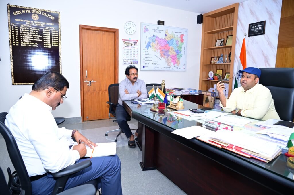 శత శాతం ఓటింగ్ లక్ష్యంగా పనిచేయాలి,ప్రజలు వంద శాతం ఓటింగ్ లో పాల్గొనాలి. జిల్లా కలెక్టర్..