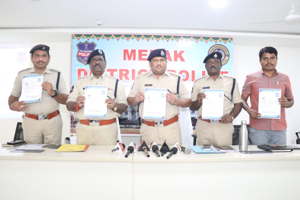 రోడ్డు ప్రమాద మరణాలు 29 శాతం తగ్గుదల,డీడీ కేసులు, గేమింగ్ యాక్ట్ కేసుల్లో కఠిన చర్యలు.డయల్–100 స్పందన సమయం గణనీయంగా మెరుగుదల,మెదక్ జిల్లా ఎస్ పి. శ్రీనివాస రావు.2025 సంవత్సరంలో మెదక్ జిల్లా పరిధిలో రోడ్డు ప్రమాద మరణాలు సుమారు 29 శాతం తగ్గినట్లు జిల్లా ఎస్ పి శ్రీనివాసరావువెల్లడించారు.