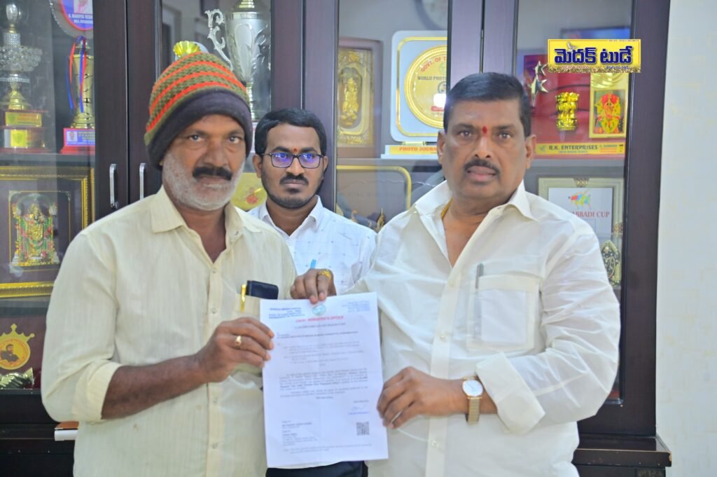 రెండు లక్షల 50 వేల రూపాయల ఎల్ఓసిని అందజేసిన ఎమ్మెల్యే