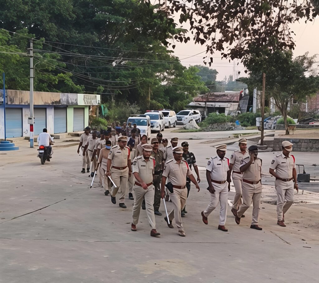 కొత్తపల్లిలో పోలీసులకవత్తు (ప్లాగ్ మార్చ్)