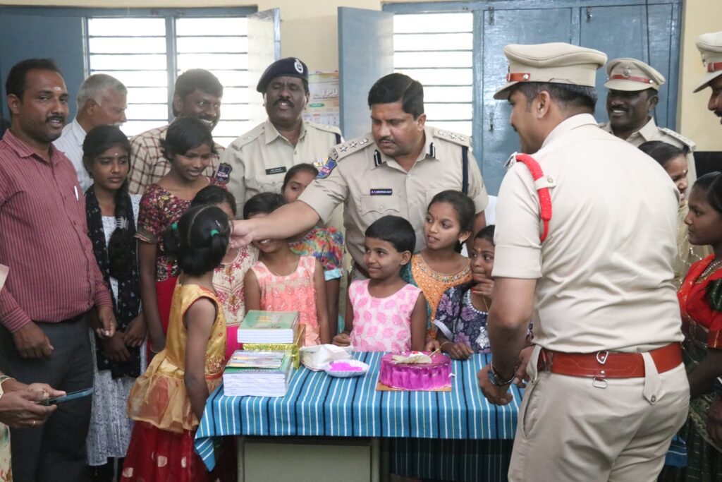బాల సాధన్‌లో పిల్లలతో కలిసి నూతన సంవత్సర వేడుకలు జిల్లా ఎస్ పి శ్రీనివాసరావు.