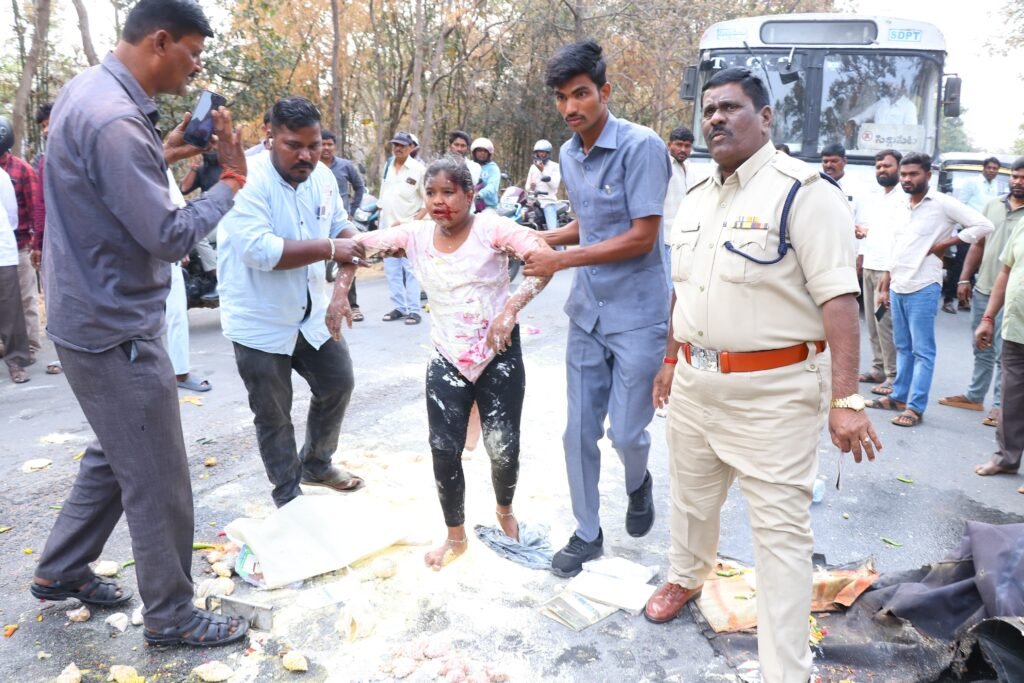 మానవత్వం చాటుకున్న మెదక్ అదనపు ఎస్ పి మహేందర్..