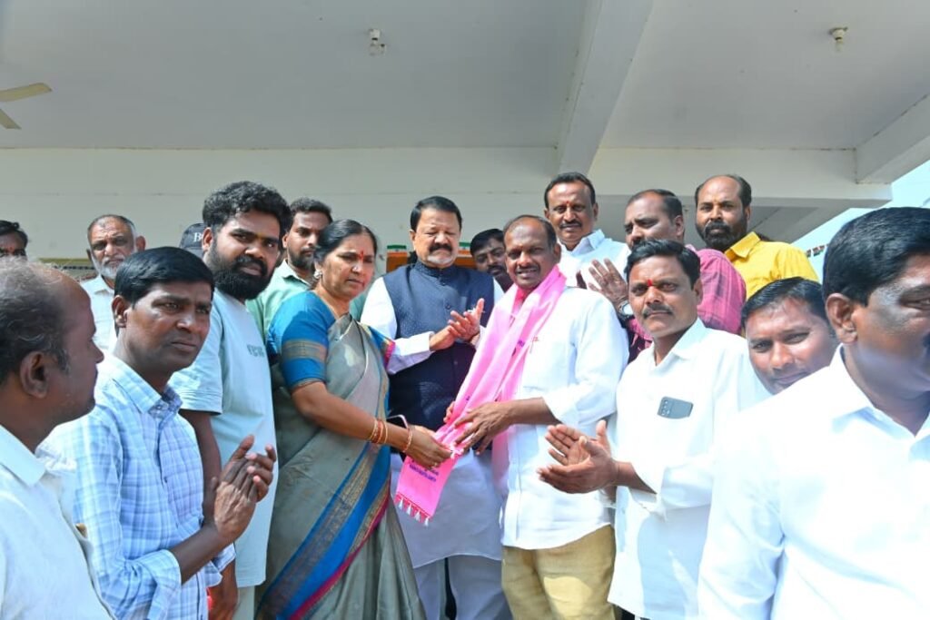 మున్సిపల్ ఎన్నికల నేపథ్యంలో బిఆర్ఎస్ లో భారీ చేరికలు..