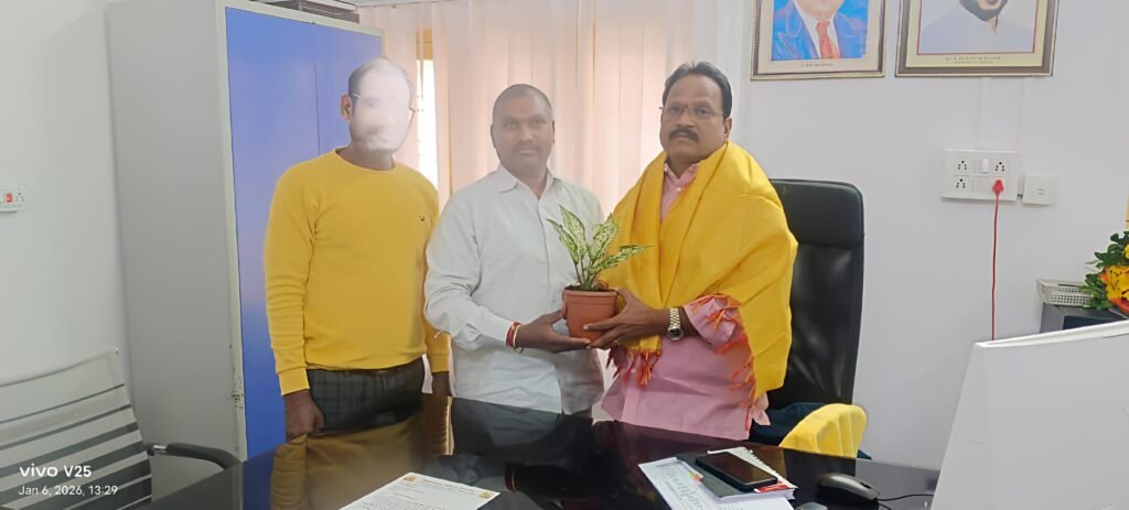 సమ్మక్క సారక్క జాతరకు సహకరించాలని అమీన్ పూర్ జిహెచ్ఎంసి డిప్యూటీ కమిషనర్ కు వినతి పత్రం ఇచ్చిన ఆలయ చైర్మన్ నీలం భిక్షపతి