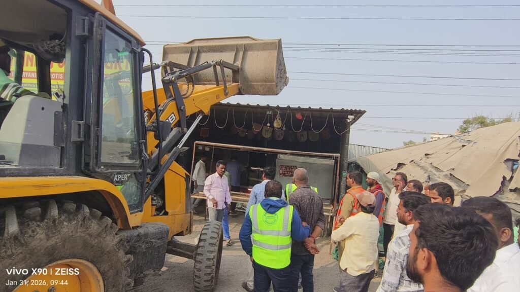 మెదక్ టుడే’ కథనానికి స్పందన: అమీన్‌పూర్ ప్రధాన రహదారిపై ఆక్రమణల తొలగింపు.
