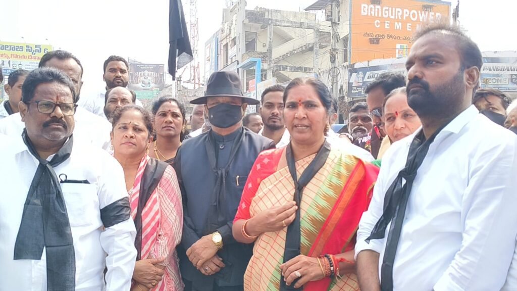 కేసీఆర్‌కు సిట్ నోటీస్ అప్రజాస్వామికం.సిట్ పేరుతో కేసీఆర్‌ను వేధిస్తున్నారు.