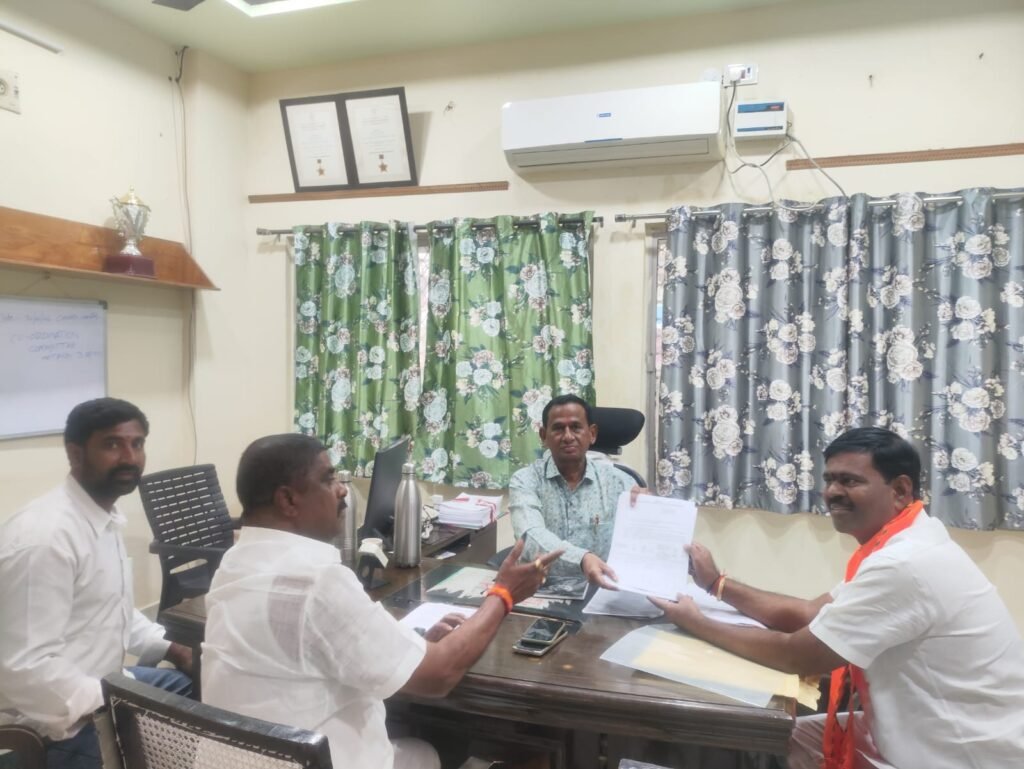 బిజెపి పార్టీ కార్యాలయంలో జిల్లా అధ్యక్షుడు వాళ్దాస్ మల్లేష్ గౌడ్ ఆధ్వర్యంలో&nbsp; 22 మంది కౌన్సిలర్ బి ఫామ్.