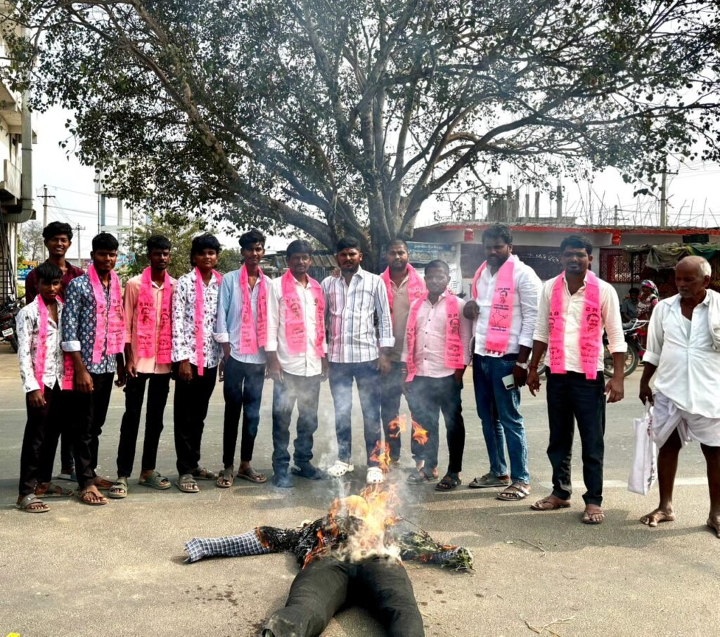 మంబోజీపల్లి గ్రామంలో బిఆర్ఎస్ నాయకుడు గంజి నవీన్ ఆధ్వర్యంలో ప్రభుత్వ దిష్టిబొమ్మ దహనం.