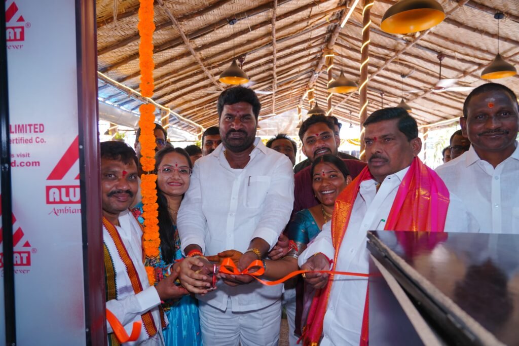 ఘనంగా’రాజన్న టీ కొట్టు’ ప్రారంభోత్సవం: పాల్గొన్న ఎమ్మెల్యే గూడెం మహిపాల్ రెడ్డి, మాజీ చైర్మన్ తుమ్మల పాండురంగా రెడ్డి.