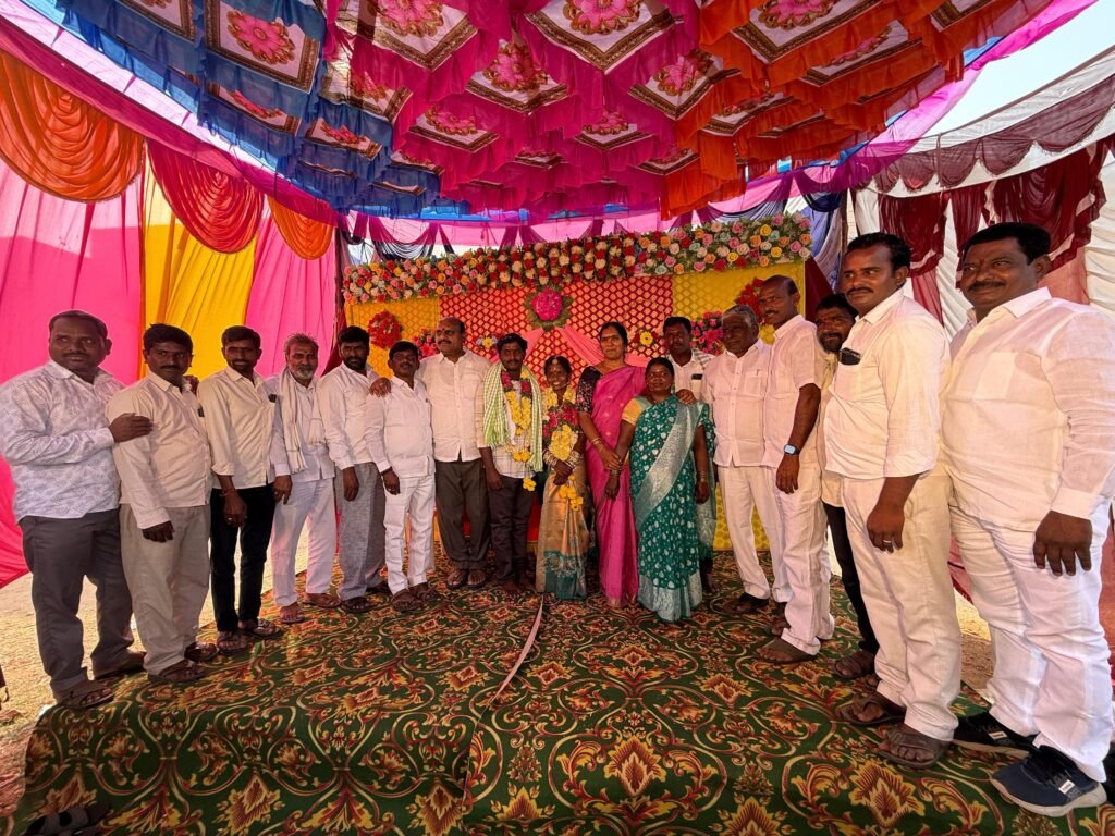 నూతన వధూవరులను ఆశీర్వదించిన మాజీ డిప్యూటీ స్పీకర్ యం.పద్మదేవేందర్ రెడ్డి.