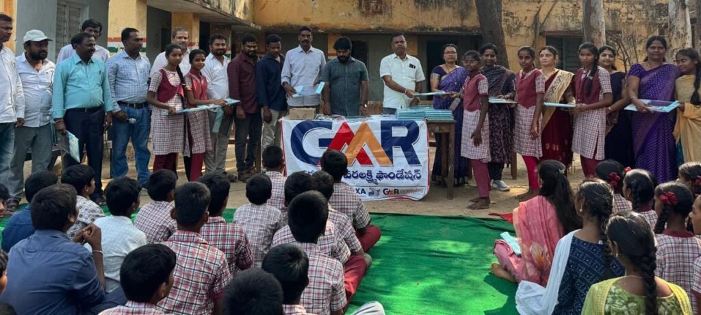 జిల్లా పరిషత్ పాఠశాల విద్యార్థులకు ప్యాడ్లు పంపిణీ చేసిన జి ఎం ర్ వరలక్ష్మి ఫౌండేషన్.