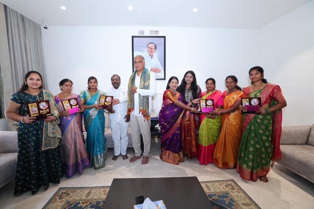 కాటా సునీత రాజు గౌడ్ ఆధ్వర్యంలో హరీష్ రావును కలిసిన మహిళా విజేతలు.