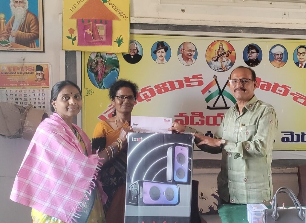 వడియారం ప్రాథమిక పాఠశాలకు సౌండ్ బాక్స్ బహూకరించిన, టీచర్.