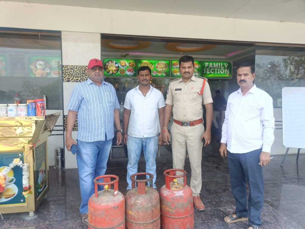 డొమెస్టిక్ గ్యాస్ సిలిండర్ లను పట్టుకున్న తాసిల్దార్ శివప్రసాద్.