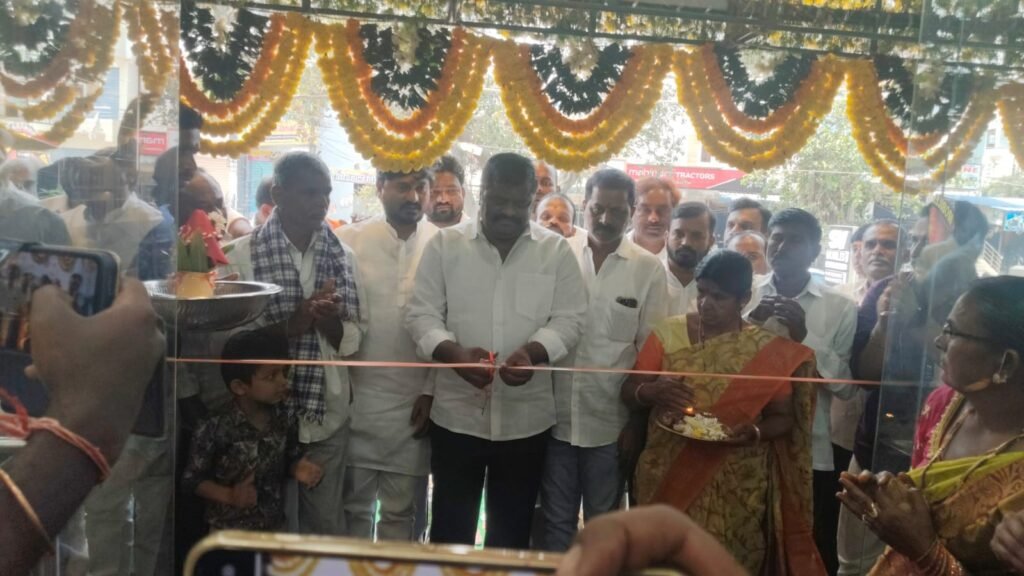 చేగుంటలో ఎస్ వి మొబైల్స్ షో రూమ్ ని ప్రారంభించినచెరుకు శ్రీనివాస్ రెడ్డి.