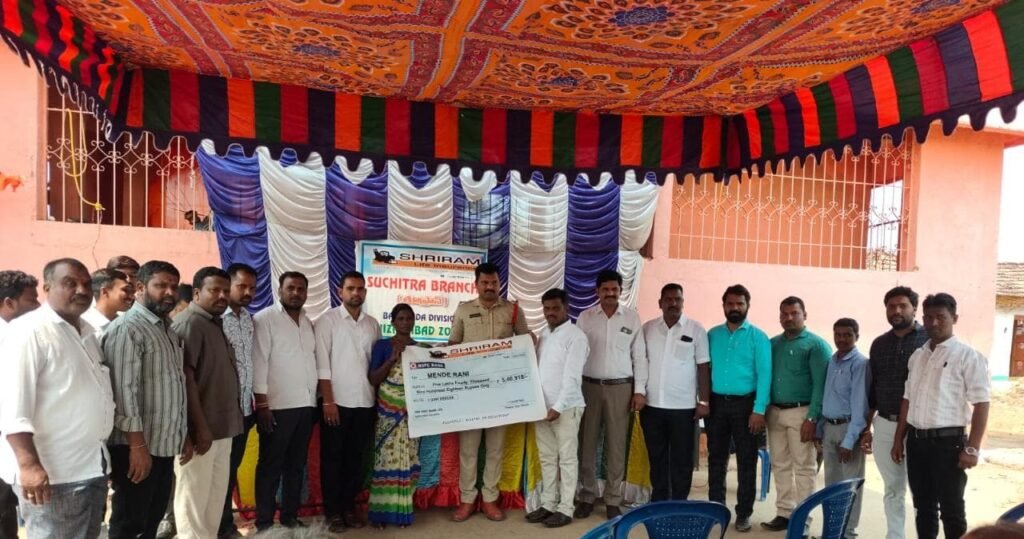 శ్రీరామ్ లైఫ్ ఇన్సూరెన్స్ బీమా చెక్కును అందచేసిన ఎస్ ఐ చైతన్య కుమార్ రెడ్డి.