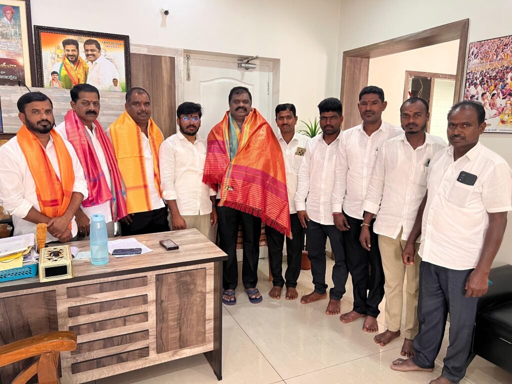 దుబ్బాక నియోజవర్గ కాంగ్రెస్ పార్టీ ఇంచార్జీ చెరుకు శ్రీనివాస్ రెడ్డిని కలిసినా పలు గ్రామల సర్పంచ్ లు.