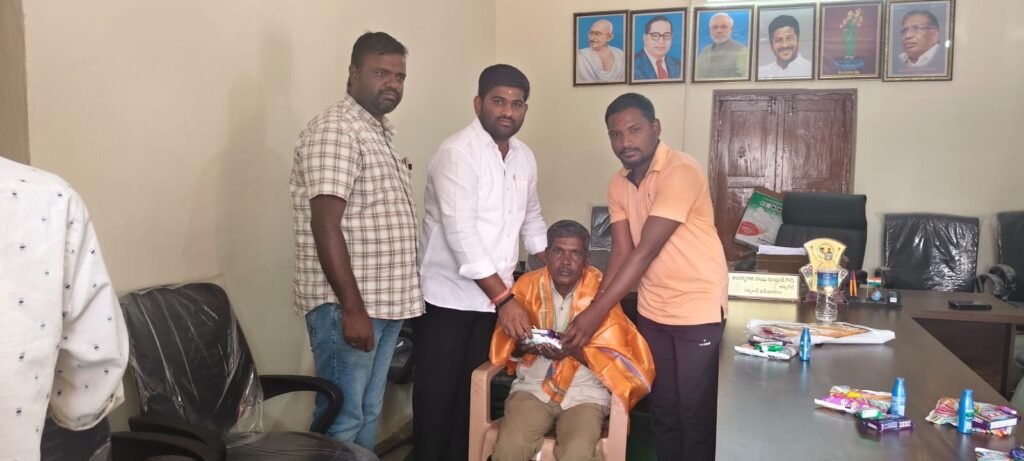 పరిశుద్ధ కార్మికులను సన్మానించిన, పలు సర్పంచులు.