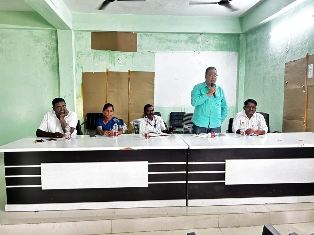 పీఎం స్వానిధి పై వీధి వ్యాపారలతో అవగాహన అందస్సు.
