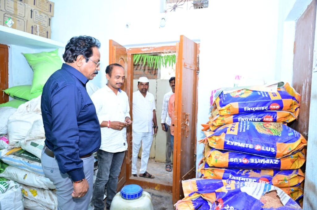 యూరియా,గ్యాస్ కొరత సృష్టిస్తే చర్యలు తప్పవు-జిల్లా అదనపు కలెక్టర్ నగేష్.