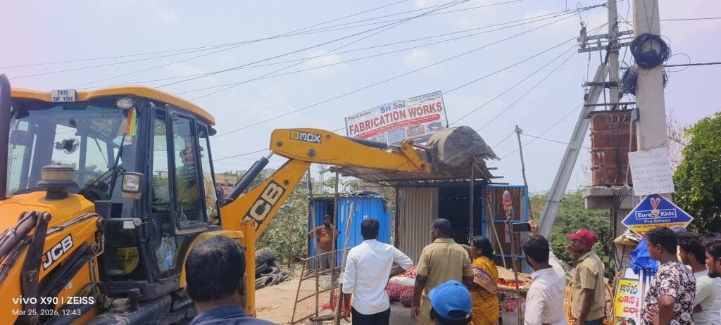 బీరంగూడలో రోడ్డు ఆక్రమణల పాచికలు-జెసిపితో విరుచుకుపడ్డ జిహెచ్ఎంసి అధికారులు!