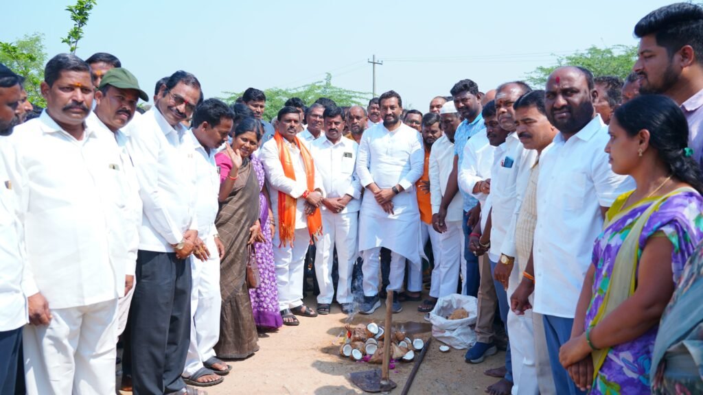 ఎమ్మెల్యే గూడెం మహిపాల్ రెడ్డి మెదక్ ఎంపీ రఘునందన్ రావుతో ఎన్ఆర్ఇజిఎస్ అభివృద్ధి పనులకు శంకుస్థాపన.
