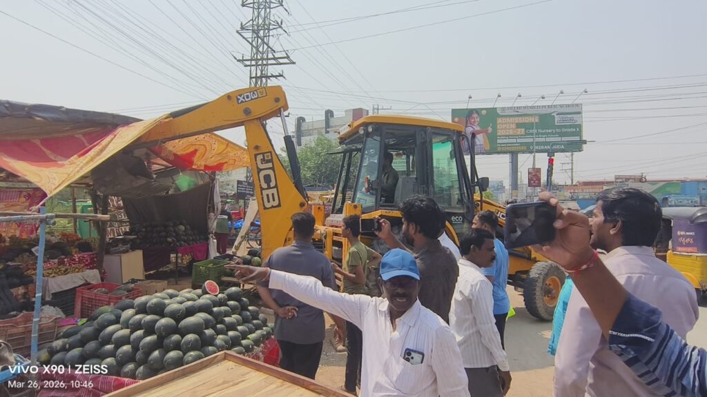 రోడ్లపై ఆక్రమణల తొలగింపు: అమీన్‌పూర్‌లో రెండో రోజు కొనసాగిన జిహెచ్ఎంసి కూల్చివేతలు.