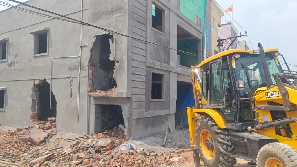 అమీన్‌పూర్ పరిధిలో ఆగని బుల్డోజర్లు: అక్రమ కట్టడాల కూల్చివేత