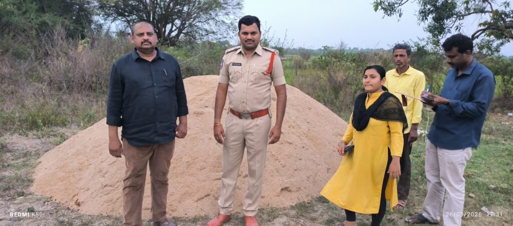 అక్రమ ఇసుకను స్వాధీనం చేసుకున్న అధికారులు.