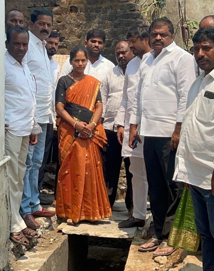 సిసి డ్రైనేజీ పనిని పర్యవేక్షించిన కాంగ్రెస్ పార్టీ ఇన్చార్జ్ శ్రీనివాస్ రెడ్డి.