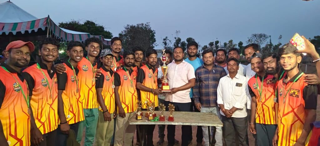 అనంతసాగర్ ఏ పి ఎల్ లీగ్ మ్యాచ్ లో మొదటి బహుమతి అందుకున్న బోయిని వారియర్స్.