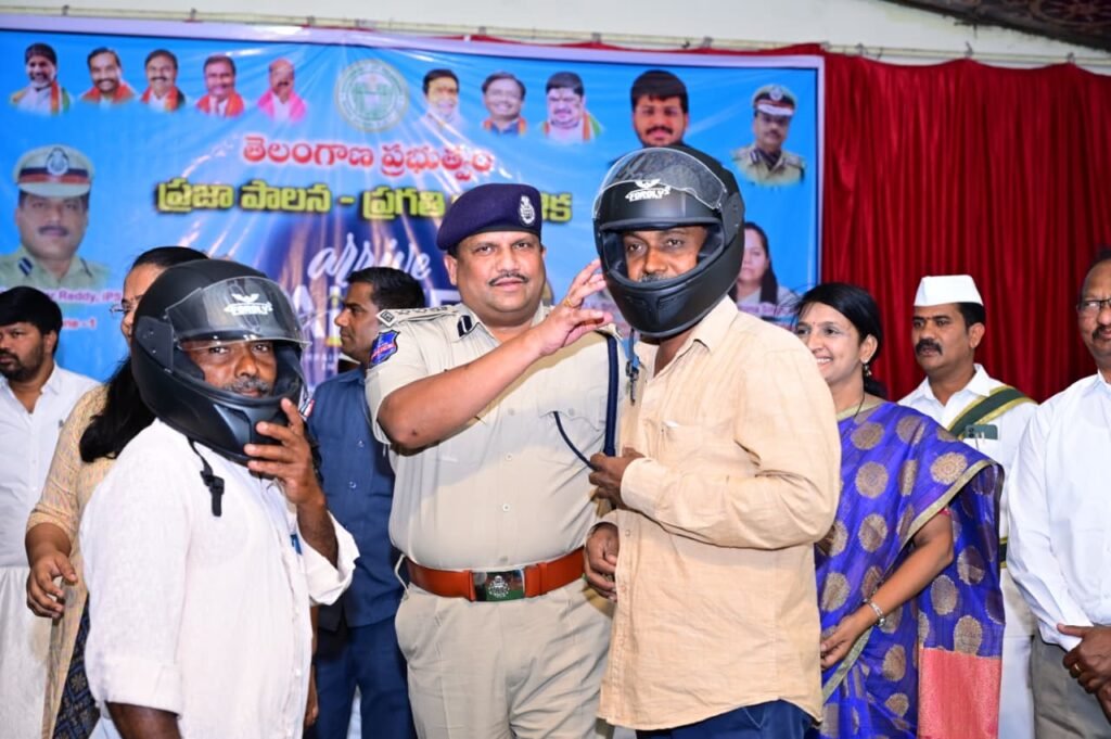 సురక్షిత ప్రయాణం ప్రతి ఒక్కరి బాధ్యత-హెల్మెట్, సీట్ బెల్ట్ వినియోగంపై ప్రత్యేక దృష్టి,జిల్లా ఎస్పీ. శ్రీనివాస రావు.