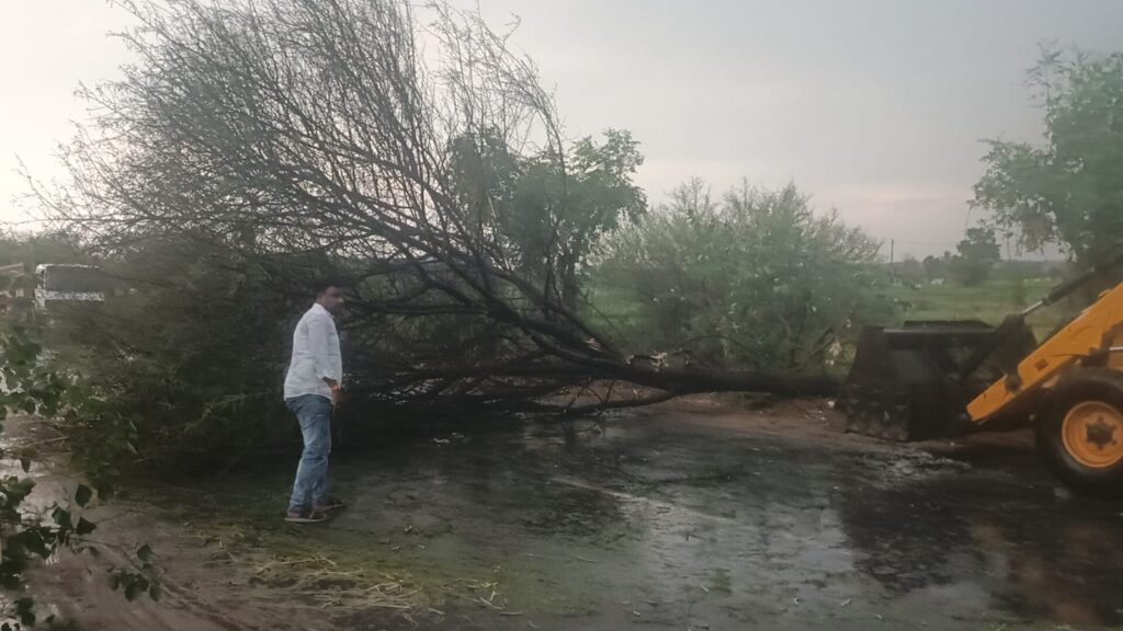 ప్రజలు అప్రమత్తంగా ఉండాలి పొలంపల్లి సర్పంచ్,