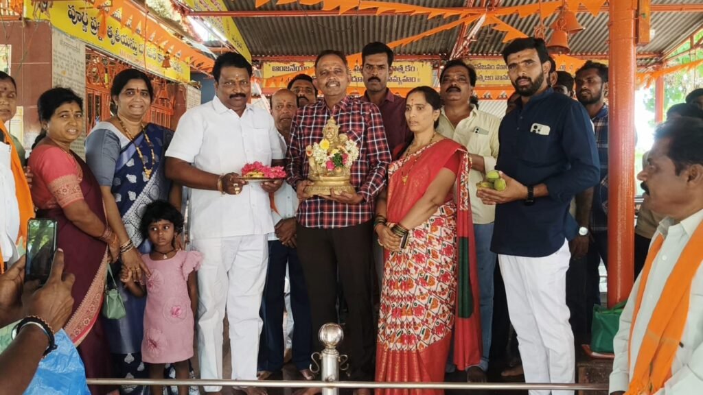 చౌడమ్మగుట్ట ఆంజనేయ స్వామి దేవాలయంలో ఘనంగా పల్లకీ సేవపల్లకీ సేవలో పాల్గొన్న సీఐ సీతారాం దంపతులు.