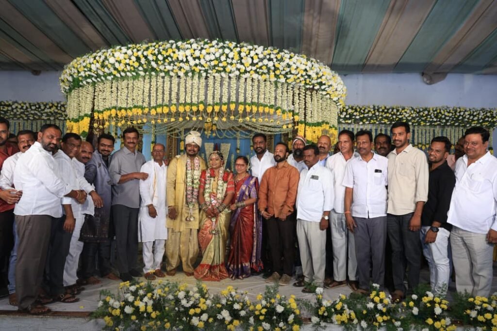 నూతన వధూవరులను ఆశీర్వదించిన దుబ్బాక ఎమ్మెల్యే కొత్త ప్రభాకర్ రెడ్డి.