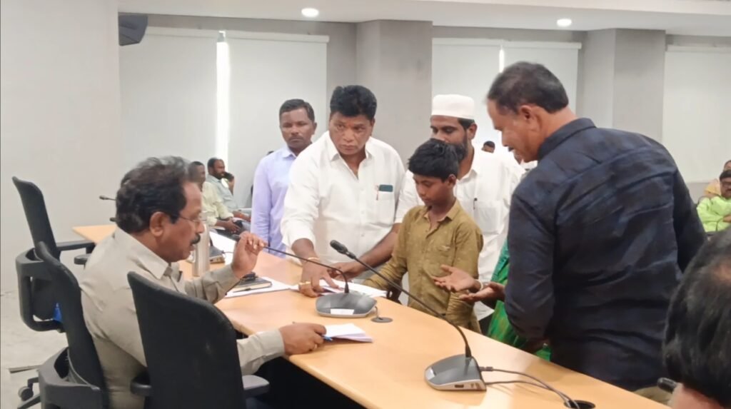 ప్రజావాణి దరఖాస్తులు పరిష్కరించాలి-జిల్లా అదనపు కలెక్టర్ నగేష్.