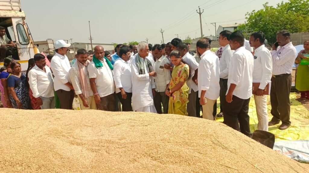 చేగుంట మండల్ కర్నాలపల్లి లోఐ కె.పి కొనుగోలు సెంటర్ ను పరిశీలించిన రాష్ట్ర రైతు కమిషన్ చైర్మన్ కోదండ రెడ్డి.