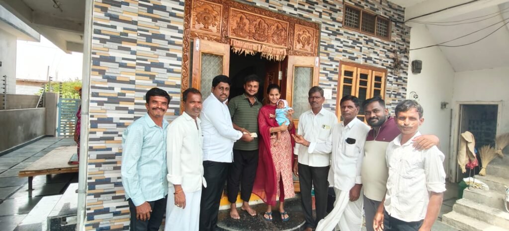 ఆడ శిశువు తల్లిదండ్రులకు నగదు బహుమానం.