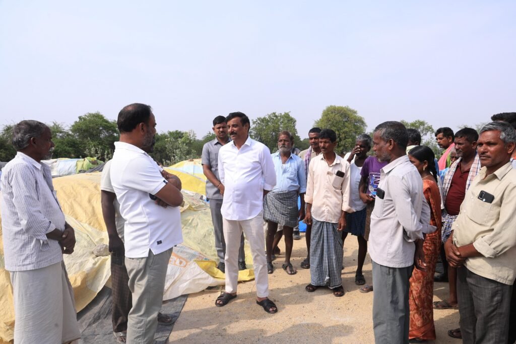 బోనాల కొండాపూర్ గ్రామంలో వడ్ల కొనుగోలు కేంద్రాన్ని పరిశీలించిన ఎమ్మెల్యే కొత్త ప్రభాకర్ రెడ్డి.