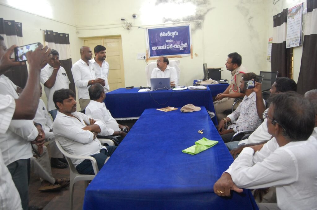 వారం రోజులైనా లారీలు లేవు.
