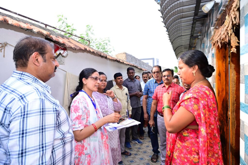 రెడ్డిపల్లి గ్రామంలో జరుగుతున్న జనగణన ను పరిశీలించిన జిల్లా కలెక్టర్.