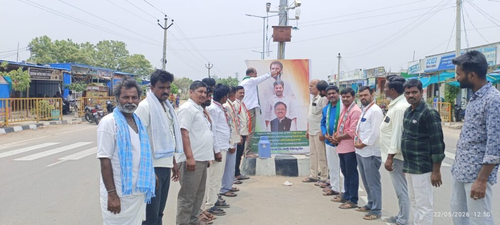 ముఖ్యమంత్రి చిత్రపటానికి పాలాభిషేకం.