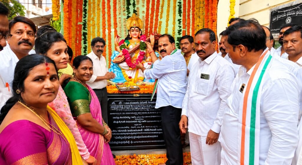 జ్ఞాన సేవకు జీవంత ప్రతిరూపం–షాద్‌నగర్ గ్రంథాలయంలో సరస్వతీ దేవి విగ్రహావిష్కరణ ఘనంగావిగ్రహ దాతలు సరాపు రమేష్ దంపతులు.
