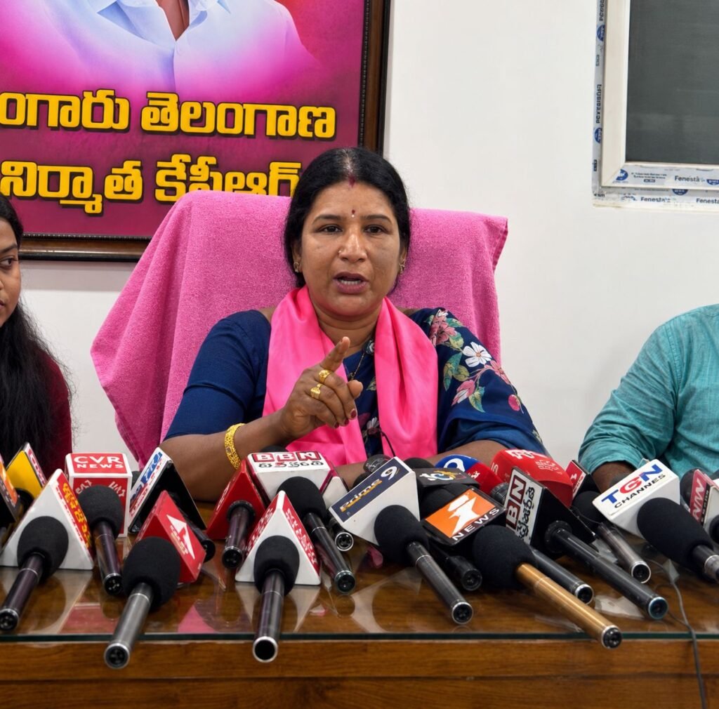 పటాన్‌చెరు రాజకీయంలో పెను ప్రకంపనలు: కాంగ్రెస్ ఇన్చార్జిపై సంచలన ఆరోపణలు చేసిన కాట సునీత !