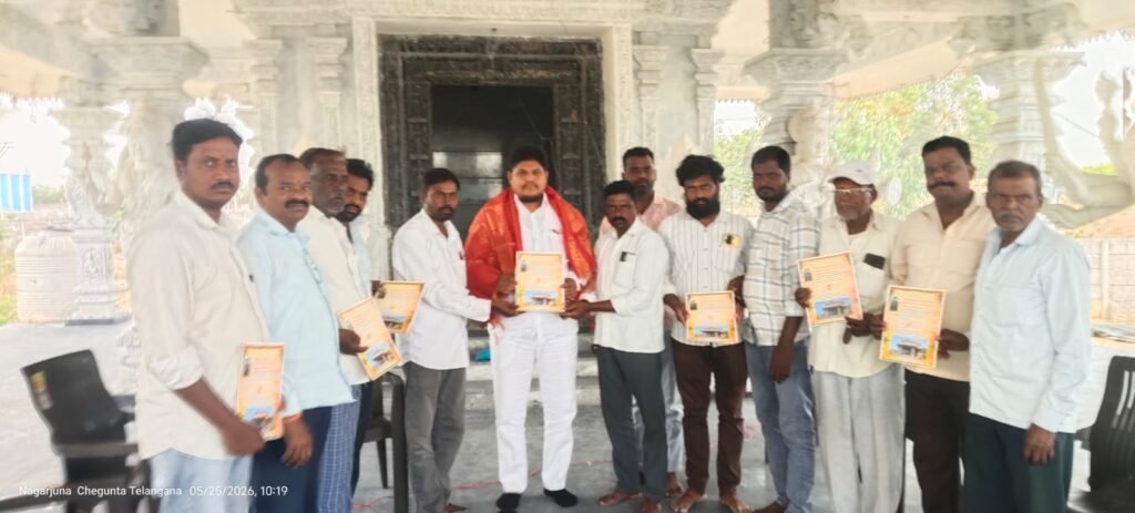 ఉపసర్పంచ్ రఫీకి పెద్దమ్మ తల్లి ఆలయ ప్రతిష్ఠాపన మహోత్సవ ఆహ్వాన పత్రిక అందజేత.