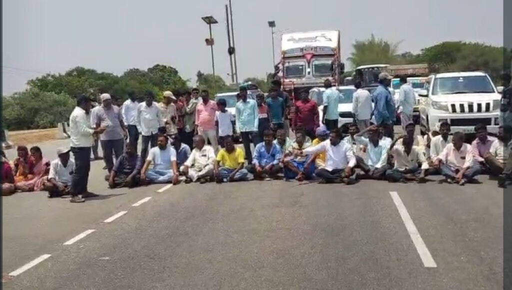 వల్లూరు గ్రామ ప్రజలు బ్రిడ్జి నిర్మాణం చేపట్టాలని రస్తారోకో.