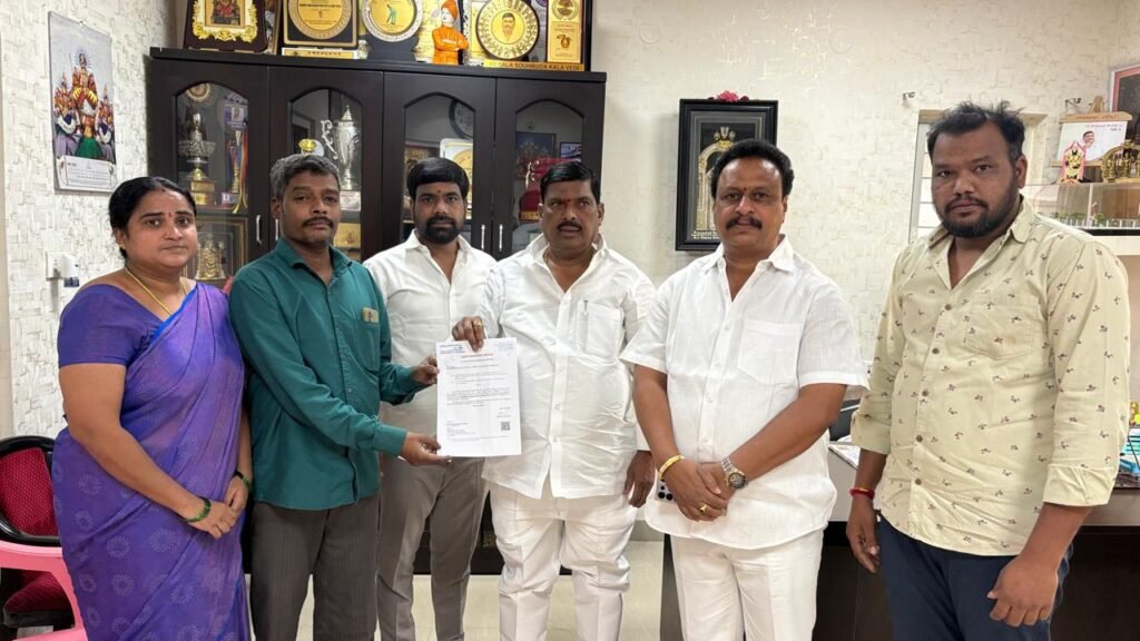 లక్ష రూపాయల ఎల్ఓసిని అందజేసిన ఎమ్మెల్యే.