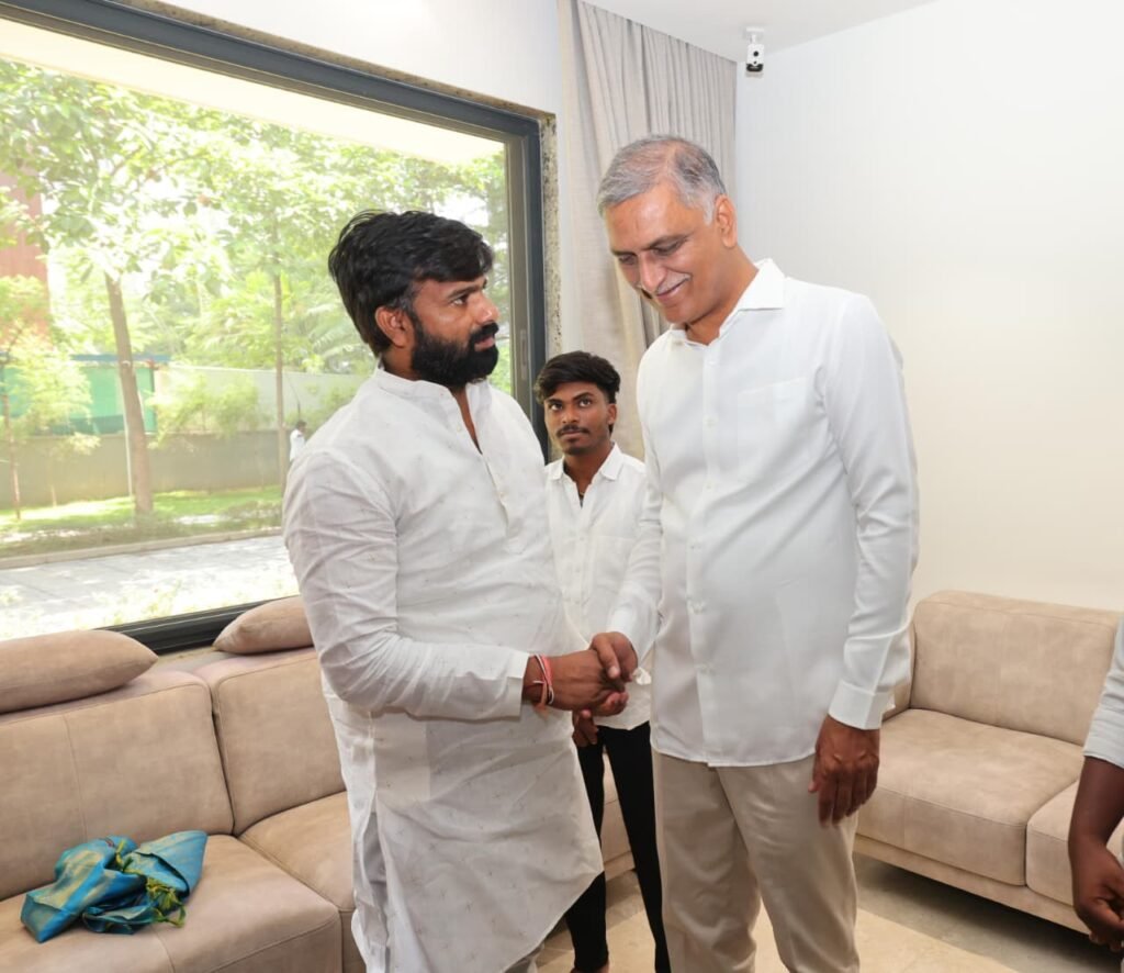 మాజీ మంత్రి హరీష్ రావుతో బీఆర్ఎస్ నాయకుడు ఐలాపూర్ మాణిక్ యాదవ్ భేటీ.