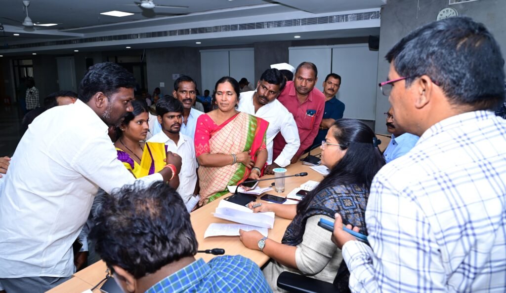 ఇందిరమ్మ ఇల్లు నిర్మాణం అర్ధాంతరంగా నిలిపివేసిన సర్పంచ్,కాంట్రాక్టర్‌పై చర్యలు తీసుకోవాలి-బాధితురాలు సంధ్య.
