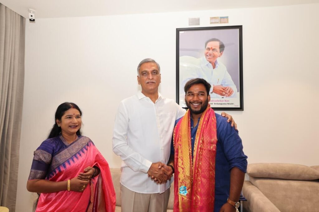 మాజీ మంత్రి తన్నీరు హరీష్ రావు ని కలిసిన బీఆర్ఎస్ రాష్ట్ర నాయకురాలు కాట సునీత
